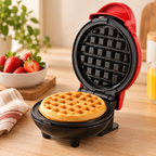 Mini waflera eléctrica roja y negra abierta con waffle dorado en cocina acogedora de Isalia Home